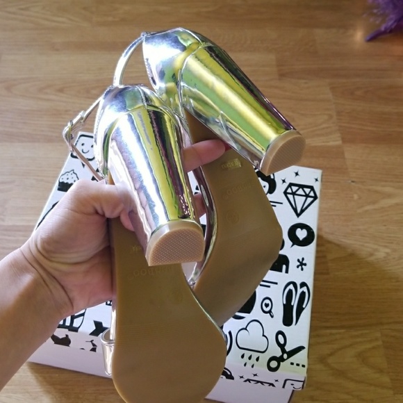 ➡️SOLD ✨Metallic Silver Ankle Strap Platforms - Picture 4 of 5